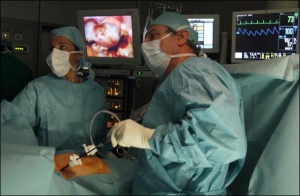 В больнице в Марселе, Франция, оперируют пациентку, у которой фолликулярная киста яичника. После удаления опухоли женщина сможет родить ребенка