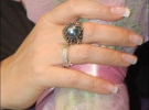На правой руке Ирина Билык носит два кольца. Золотое обручальное кольцо подарил ей муж, танцор Дмитрий Дикусар