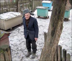 Василий Дерипапа из села Погорела Тепликского района Винниччины сам хозяйничает возле 24 ульев на своем дворе