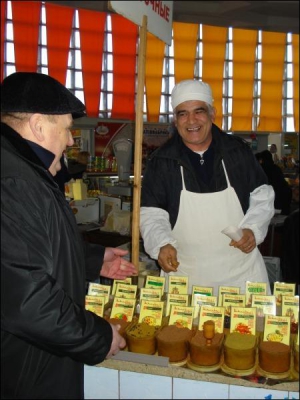 Алик  Асадула (справа) продает черкасщанину Михаилуи Кацубе набор специй для маринования селедки
