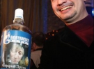 Режисер Максим Паперник подарував пляшку горілки з етикеткою ”Старий друже” та портретом Володимира Горянського