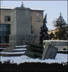 Звалений пам’ятник Леніну на центральній площі райцентру Тальне Черкаської області. За три місяці невідомі звалили дві скульптури вождя комуністів