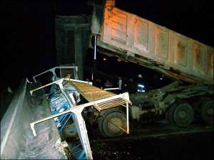 Раздавленная бетонной плитой кабина самосвала на Одесской трассе. Обломки катастрофы убирали с дороги всю ночь со вторника на среду