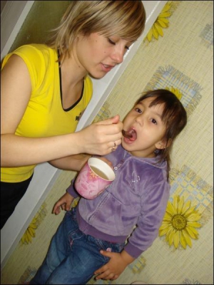 Вікторія Беребеня з Черкас готує настоянку з гліцерину, меду й лимонного соку для 3-річної доньки Валерії. Дитина вживає по пів чайної ложки ліків шість разів на день
