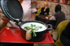 Для страви ”Стояк на свій смак” у ”Мазох-кафе” у Львові окремо відварюють м’ясо і готують суп