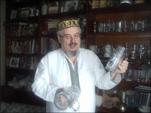 Винницкий кавээнщик Александр Шемет в гостиной своего дома показывает коллекцию кружек. В правой руке держит кружку, украденную в мюнхенской пивной. В левой — кружка из Германии, которую для Александра вынесли друзья