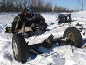 Остатки автомобиля около села Вересоч Куликивского района Черниговской области. 13 января 2009 года поезд столкнулось с легковиком. Погибли два человека