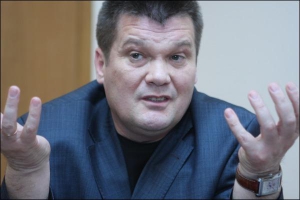 Анатолій Семинога запевняє, що протестувати під Кабмін приходять за гроші київського мера Черновецького чи Партії регіонів