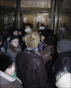 Очередь за депозитами в отделение банка ”Родовид” на столичной улице Сагайдачного. 23 февраля 2009 года