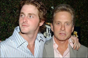 Голлівудський актор Майкл Дуґлас платив гроші за квартиру сина Камерона (ліворуч)