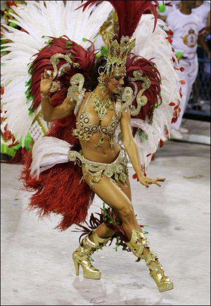 Представниця школи самби Манкейра відкриває карнавал