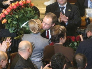 Тимошенко вітає Яценюка з обранням на посаду спікера 5 грудня 2007р.
