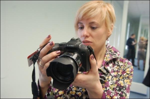 Людмила Воронова из представительства ”Кенон” презентует в Киеве фотоаппарат ”Кенон Павер Шот SX1 IS”. Он снимает со скоростью четыре кадра в секунду