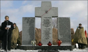 Президент Віктор Ющенко (ліворуч) у селі Гута Пеняцька Бродівського району на Львівщині 28 лютого 2009 року виголошує промову про примирення між українцями і поляками