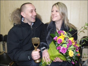 Тернополянин Руслан Квас и его жена Наталия после прямого эфира лотереи ”Лото-Забава”, где объявили о выигрыше. Цифры в лотерейном билете зачеркивал Орест, старший брат Руслана