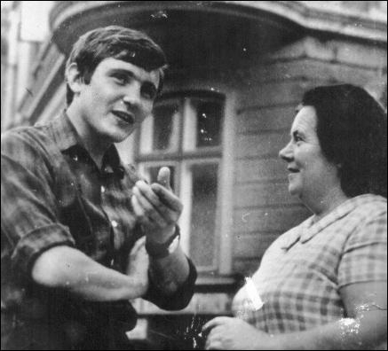 Володимир Івасюк із мамою. Чернівці, червень 1972 року