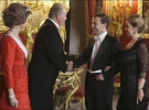 Король Хуан Карлос вместе с королевой Софией здоровается с четой Медведевых