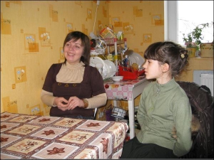 Черкасщанка Анна Жилкина (слева) с приемной дочерью 9-летней Настей. Женщину обвинили, что она плохо заботится о детях