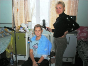 Дончанка Ольга Бахтиярова стрижет сына Алексея в больнице. Через неделю мальчик умер, не дождавшись денег на лечение