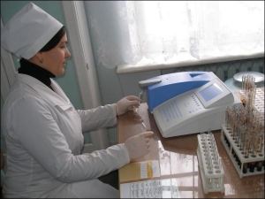 Фельдшер-лаборант городской поликлиники №2 Вера Якимчук определяет уровень гемоглобина на фотоэлектроколориметре. Результат анализа можно узнать через пять минут