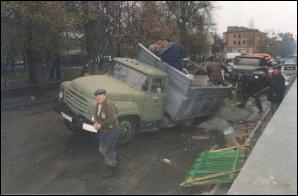 Грузовик провалились в один из подземных ходов по улицы Рафаила Черного, около Дома торговли в центре Умани. Фото сделано в 2004 году