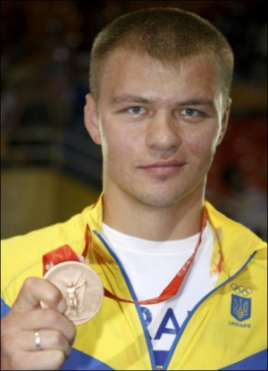 Вячеслав Глазков на Олимпиаде в Пекине завоевал бронзовую медаль в весовой категории более 91 килограмма