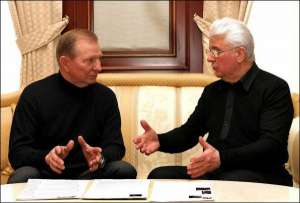 Первый и второй президенты Украины — Леонид Кравчук (справа) и Леонид Кучма — во вторник решили помочь власти преодолеть катастрофическую ситуацию, сложившуюся в государстве