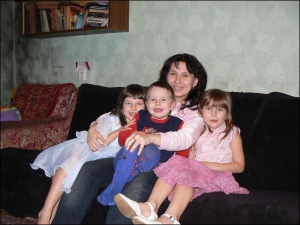 Лариса Троян из Умани Черкасской области шесть лет в декретном отпуске ухаживала за детьми (слева направо) Марией, Тарасом и Светланой