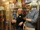 Немка Беттина Дорфман за 40 лет собрала коллекцию из шести тысяч кукол Барби. На фото она позирует с Барби-стюардессой