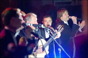 Певцы Слава Нудик и Андрей Капраль (слева направо) из группы ”Пиккардийская терция” выступают на концерте ”Наш Ивасюк” во Львовской опере