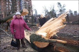 Киевлянка Ольга Пшеничная из общественной экологической организации ”Зеленый мир” посреди уничтоженного застройщиками во вторник сквера имени Стуса