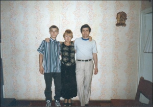 Максим Ястремський (ліворуч) із батьками Тамарою Анатоліївною та Леонідом Степановичем. За крадіжку грошей із банківських рахунків турецький суд посадив Максима на 30 років