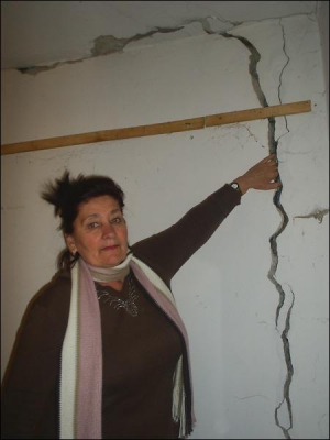 Уманчанка Надежда Даманская показывает трещины на стенах своего дома. Туда можно легко просунуть руку