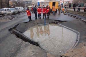 Караваевы дачи в Киеве, четверг, 9.00. Столичные спасатели стоят вокруг воронки на улице Гетмана, образовавшейся в результате аварии водогона