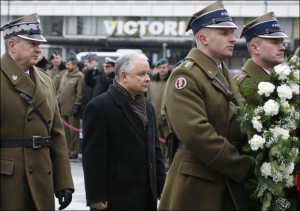 Качинский во время церемонии возложения цветов к могиле Неизвестного солдата в Варшаве 12 марта 2009 года