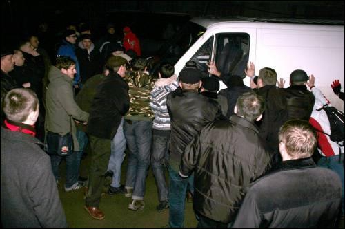 Сторонники Поры выталкивают автомобиль сторонника БЮТ, который блокирует выезд с издательства Збруч