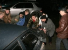 Сторонники Поры выталкивают автомобиль сторонника БЮТ, который блокирует выезд с издательства Збруч