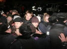 Сторонники Поры и сотрудники милиции выталкивают сторонников БЮТ, чтобы освободить заблокированный выезд с издательства Збруч