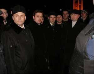 Бютовец Василий Деревляный, справа, с однопартийцами около издательства Збруч в Тернополе. 15 марта 2009 р
