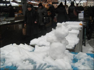 Субота, 12.00, снігова скульптура на прилавку Центрального ринку Полтави. Її зліпили продавці фруктів та овочів, замість очей вставили дольки апельсинів