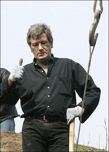 Ющенко впорядковує територію Мистецького арсеналу.  Квітень 2008 р.