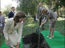 Катерина Ющенко разом з королевою Швеції Сільвією саджають калину. Серпень 2008 р.