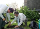 Ющенко і глава його Секретаріату Віктор Балога садять калину під своїми вікнами. Червень 2008 р.