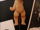 Дерев’яний різьблений ведмідь, виготовлений у Росії наприкінці ХІХ ст. Музею його подарували російські туристи. Смикнеш за мотузку — в іграшки рухається нижня щелепа