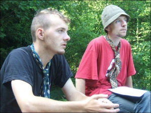 Василь Мартюк (ліворуч) обраний у неділю міським головою Зборова. Фото зроблене влітку 2006 року під час літньої зустрічі пластунів