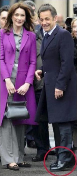 Саркози вместе с Бруни во время визита к английской королеве Елизавете ІІ (март 2008)