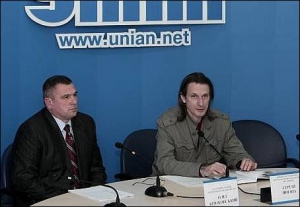 Крюковський (ліворуч) під час прес-конференції «Кримінал і політика: Загадкові долі «скандальних» суддів. Кому це вигідно?». 26 лютого 2009 р.