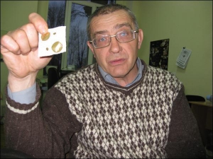 Руководитель общественного конгресса ”Постоянство” винничанин Виталий Полонец показывает презервативы, которые бесплатно раздают наркозависимым. Призывает людей не покупать их