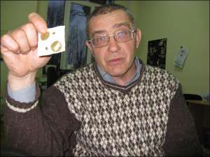 Керівник громадського конгресу ”Сталість” вінничанин Віталій Полонець показує презервативи, які безкоштовно роздають наркозалежним. Закликає людей не купувати їх