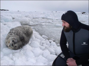 Зоолог Андрей Утевский из Харькова в 8-й экспедиции в Антарктиде провел 14 месяцев в 2003–2004 годах. Мужчина сфотографировался возле тюленя Уедделла, только что выпрыгнувшем из океана